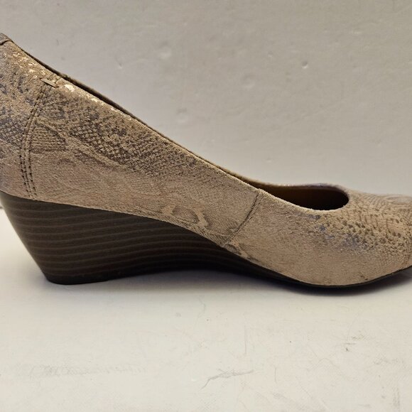 Clark's Collection Soft Cushion Wedge Pumps. US 7.5 M - Picture 10 of 16